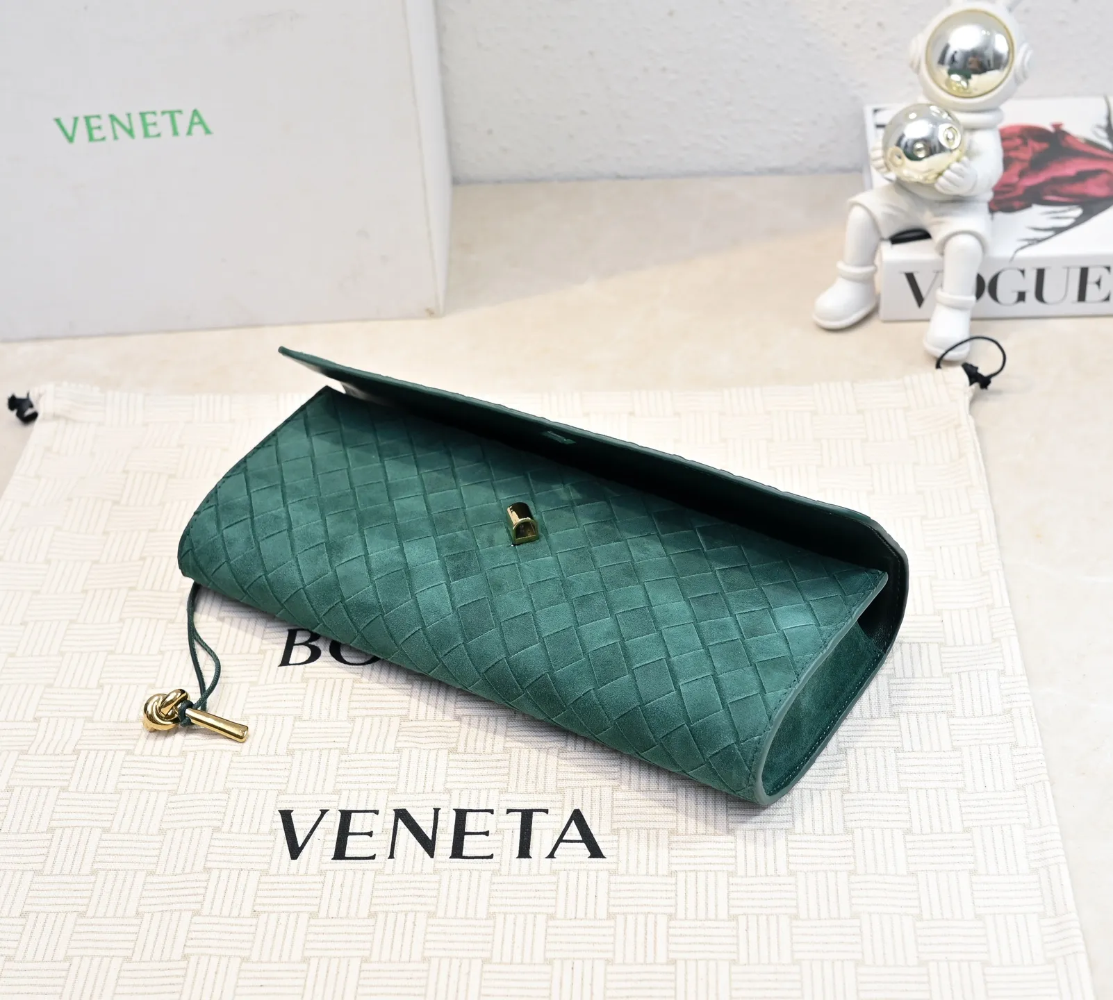 Batch 1360 #Bv Clutch long clutch bag equipped with handles, the design of the clutch bag reflects the exquisite and high-end taste ~ using exquisite craftsmanship intreccio woven suede, it can be held in the hand, carried by hand or under the arm. The metal knot embellishment exudes temperament and nobility ~ , equipped with a zipper compartment inside, it is a good companion for your daily life🧑‍❤️‍💋‍🧑, whether you are walking on the red carpet or attending a dinner, it will add a unique charm to you💞 Model: 1511 Size: 31x13x3